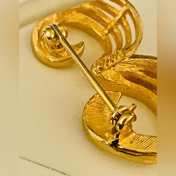 Vintage Signed Coro Gold Open Swirl Brooch - Picture 5 of 10